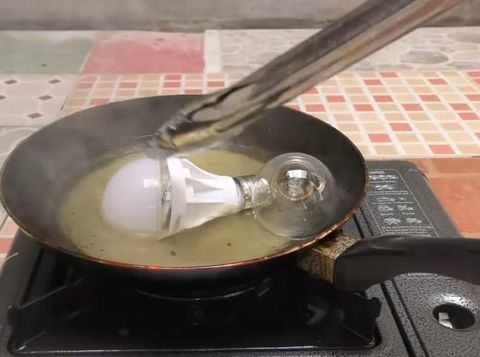 Edan! Youtuber Ini Coba Masak TV, Kamera hingga Lampu