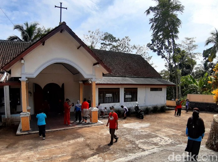 &#91;Coc Reg. Semarang&#93; Adem Banget, Warga Semarang Bahu Membahu Bersihkan Masjid-Kapel