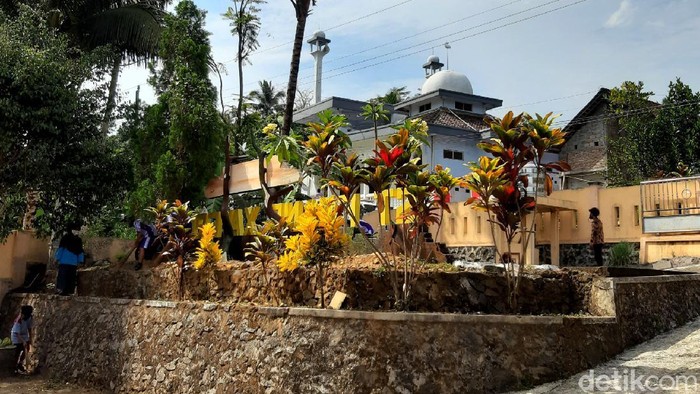 &#91;Coc Reg. Semarang&#93; Adem Banget, Warga Semarang Bahu Membahu Bersihkan Masjid-Kapel