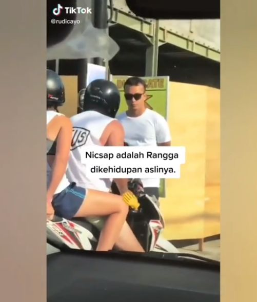 Viral Video Nicholas Saputra Hadang Bule Pemotor di Trotoar