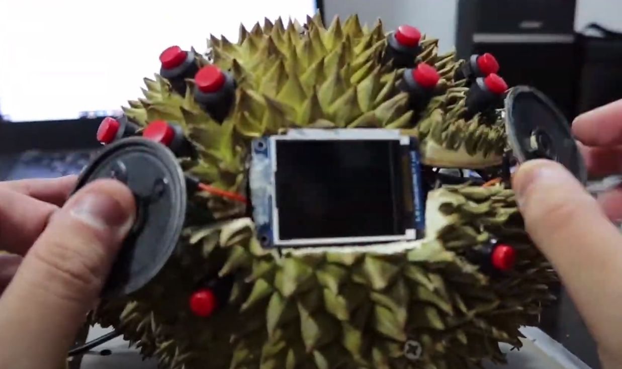 Anti Mainstream! Mahasiswa Singapura Membuat Konsol Game dari Buah Durian!