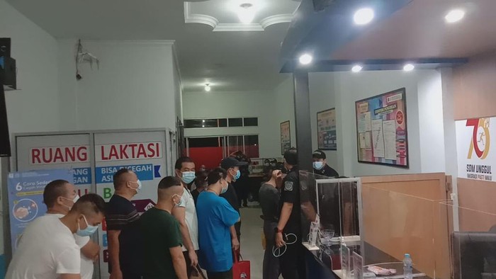 coc-kalbar-warga-demo-perusahaan-tambang-emas-di-kalbar-61-tka-china-dievakuasi