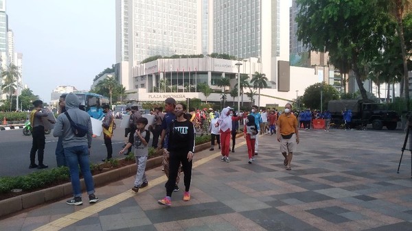 Kawasan Bundaran HI Ramai Warga Olahraga Meski PSBB Ketat Diperpanjang