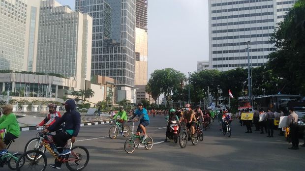 Kawasan Bundaran HI Ramai Warga Olahraga Meski PSBB Ketat Diperpanjang