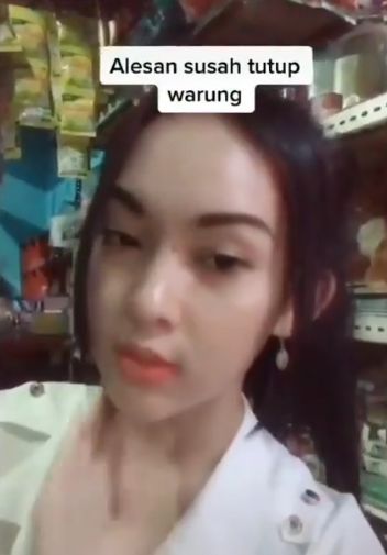 Viral Penjaga Warung Kelontong Mirip Anya Geraldine, Auto Laris!