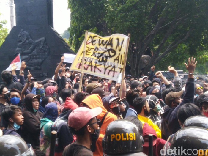 Demo di Semarang Ricuh, Ada Lemparan Batu dan Lampu DPRD Jateng Pecah