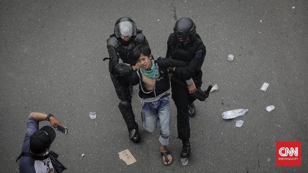Polisi Pukul Jurnalis CNNIndonesia.com Liput Demo Omnibus Law