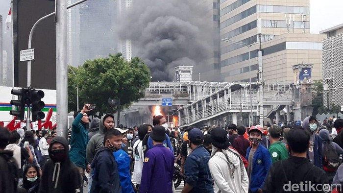 halte-transj-bundaran-hi-dan-sarinah-dibakar-asap-membubung-tinggi