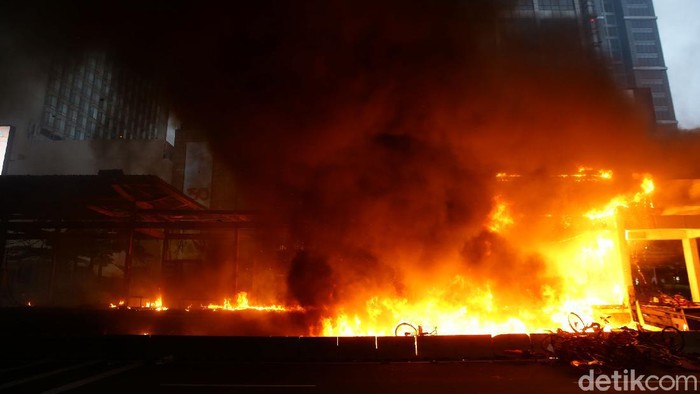 TransJakarta: 18 Halte Dibakar-Dirusak Massa Demo, Kerugian Capai Rp 45 M 