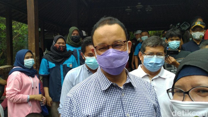 Anies: CEO-Office Boy Bisa Berdiri Sejajar di Kendaraan Umum