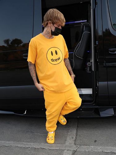 Berkolaborasi dengan Crocs, Justin Bieber Rilis Sepatu Seharga Rp 884 Ribu!