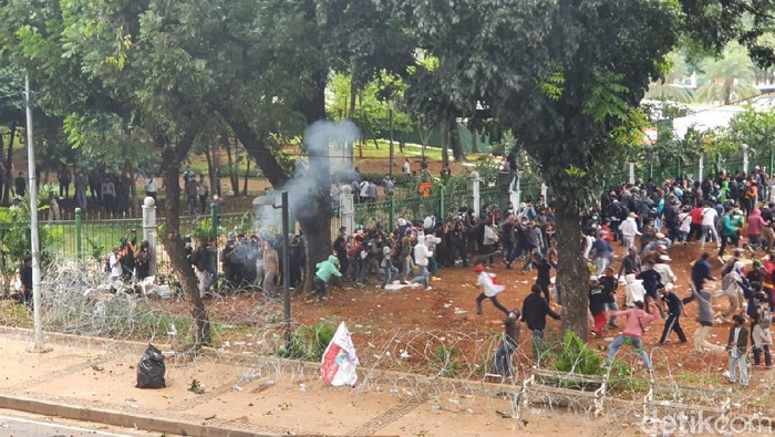 demo-pa-212-dkk-bubar-tiba-tiba-ada-massa-lain-lempar-batu-botol-ke-polisi