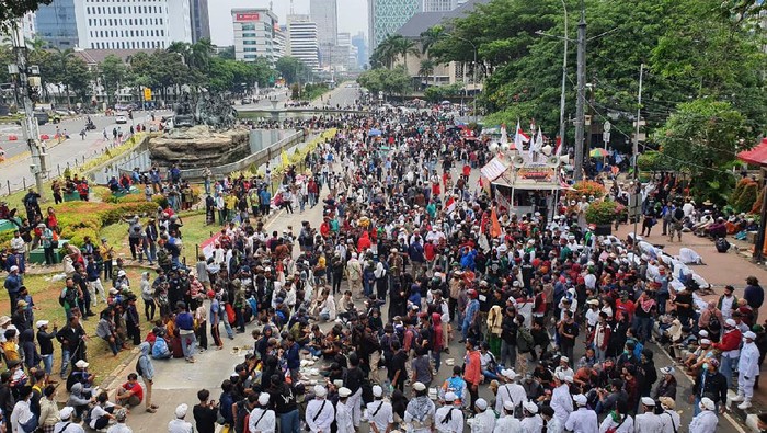 Penampakan Massa Demo PA 212 dkk di Patung Kuda Pukul 12.30 WIB