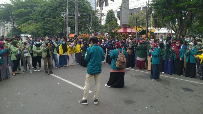 demo-tolak-omnibus-law-di-patung-kuda-massa-mahasiswa-lakukan-aksi-teatrikal
