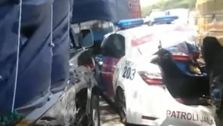 coc-reg-sidoarjo-brak-mobil-pjr-polisi-ringsek-ditabrak-truk-rem-blong