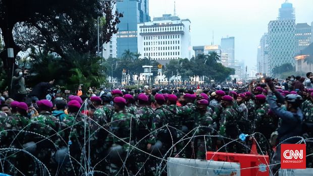  Marinir Dikerahkan untuk Bubarkan Massa di Patung Kuda