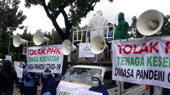Pekerja Ambulans DKI Demo Anies Tolak PHK Saat Pandemi, Ada yang Pakai Hazmat
