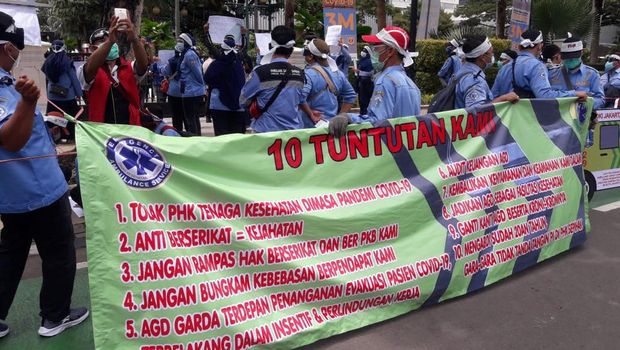 Pekerja Ambulans DKI Demo Anies Tolak PHK Saat Pandemi, Ada yang Pakai Hazmat