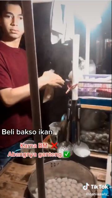 Viral! Seorang Penjual Bakso Ikan Mirip Raffi Ahmad