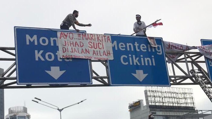 Pemasang Spanduk Jihad di Tiang Rambu Jalan Sudirman Turun Usai Diajak Ngopi