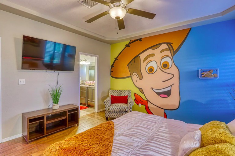 Kalian Pecinta Toy Story Wajib Nginep di Rumah Toy Story Experience!
