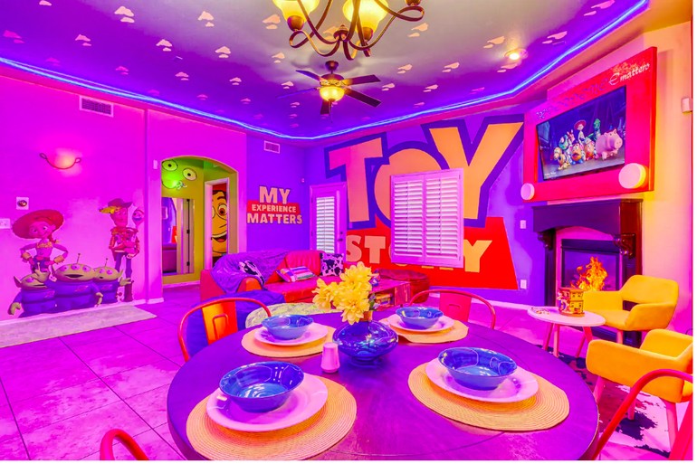 Kalian Pecinta Toy Story Wajib Nginep di Rumah Toy Story Experience!