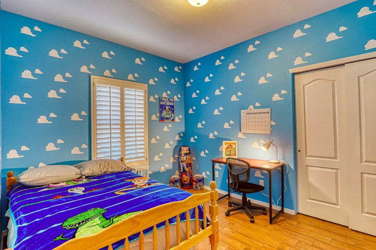 Kalian Pecinta Toy Story Wajib Nginep di Rumah Toy Story Experience!