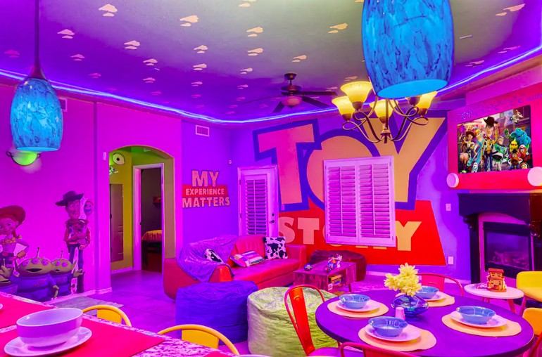 Kalian Pecinta Toy Story Wajib Nginep di Rumah Toy Story Experience!