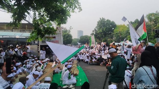 Massa Habib Rizieq Jalan Kaki ke Bandara Soetta, Begini Suasananya