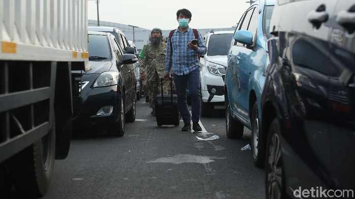 Massa Habib Rizieq Jalan Kaki ke Bandara Soetta, Begini Suasananya