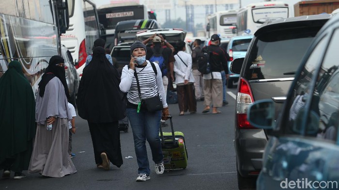 Massa Habib Rizieq Jalan Kaki ke Bandara Soetta, Begini Suasananya
