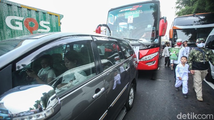 Massa Habib Rizieq Jalan Kaki ke Bandara Soetta, Begini Suasananya