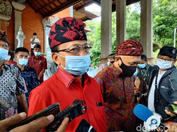 viral-acara-pdip-bali-tiup-lilin-buka-masker-dan-suap-suapan-satu-sendok