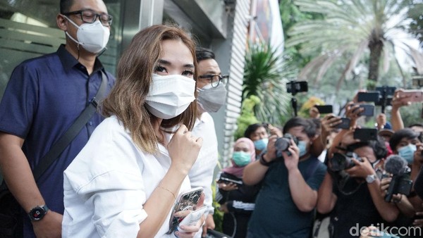 Datangi Hotman Paris, Gisel Ngaku Hilang Ponsel 3 Tahun Lalu