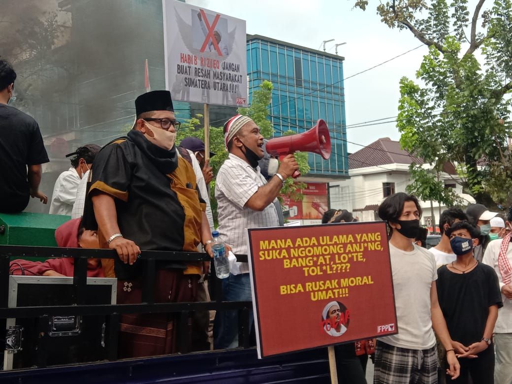  Massa Demo Tolak HRS Datang ke Medan, Foto Habib Rizieq Diinjak 