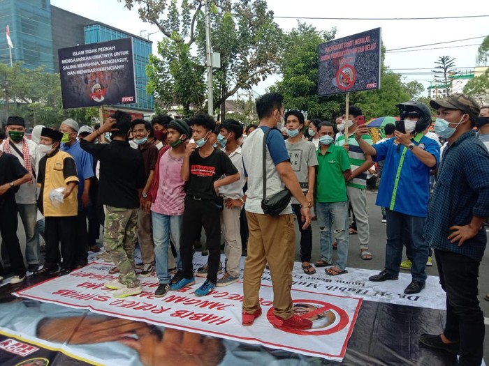  Massa Demo Tolak HRS Datang ke Medan, Foto Habib Rizieq Diinjak 