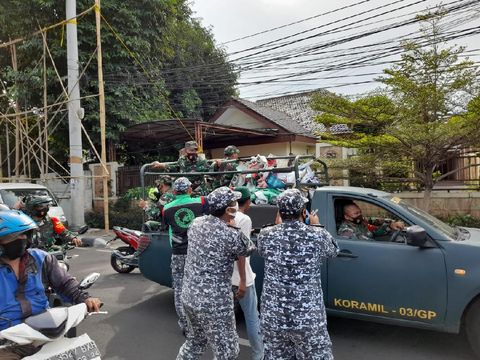 Pencopotan Baliho Habib Rizieq oleh TNI di Petamburan Ricuh