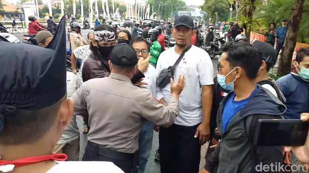 Aksi Damai Tolak FPI di Surabaya Berujung Ricuh