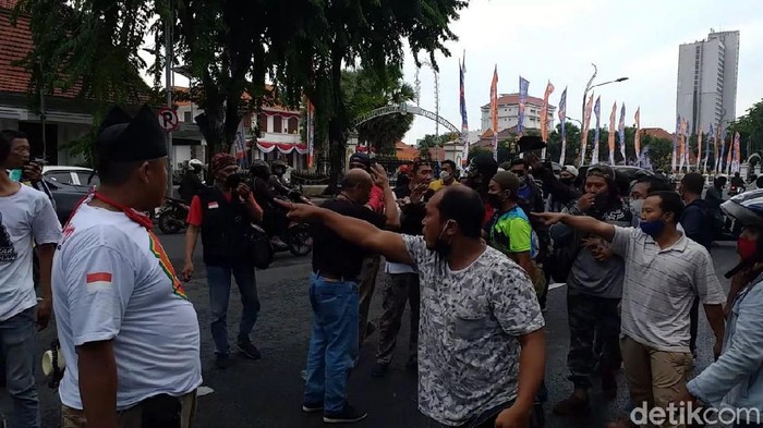 Aksi Damai Tolak FPI di Surabaya Berujung Ricuh