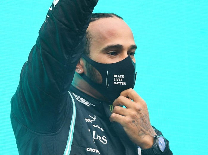 Juara Dunia F1 Lewis Hamilton Positif Corona