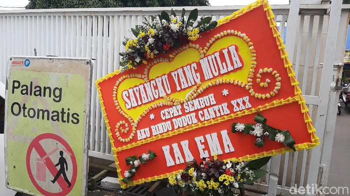 Karangan Bunga dari 'KAK EMA' untuk Habib Rizieq di RS UMMI