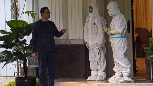 PDIP DKI Sorot Foto Anies Tak Bermasker Bareng Petugas Ber-APD: Dia Panutan