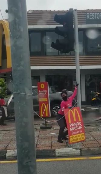 Heboh! Demi Gaet Pembeli, Pegawai McD Joget di Pinggir Jalan