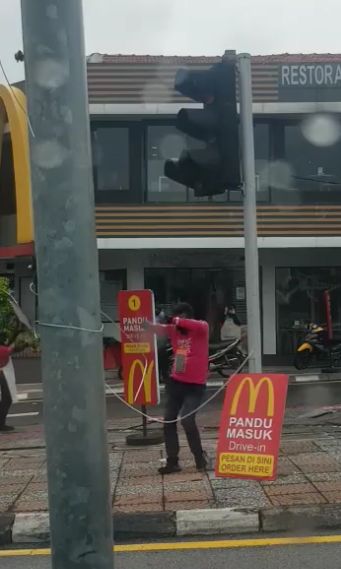 Heboh! Demi Gaet Pembeli, Pegawai McD Joget di Pinggir Jalan