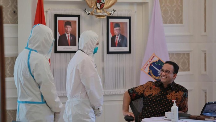 PDIP DKI Sorot Foto Anies Tak Bermasker Bareng Petugas Ber-APD: Dia Panutan