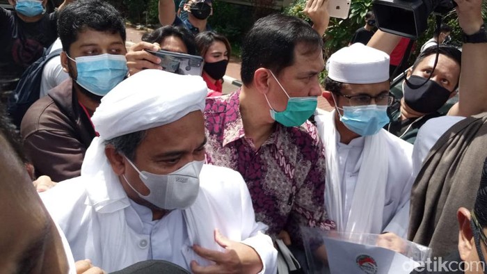 Tiba di Polda Metro Jaya, Habib Rizieq Acungkan Jempol