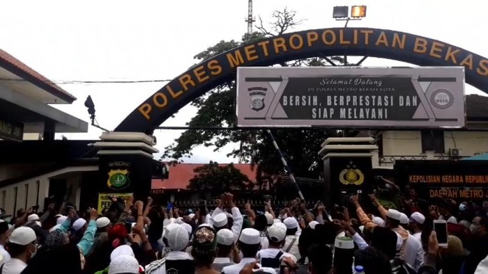Polres Metro Bekasi DIGERUDUK Massa FPI, Minta Habib Rizieq DIBEBASKAN