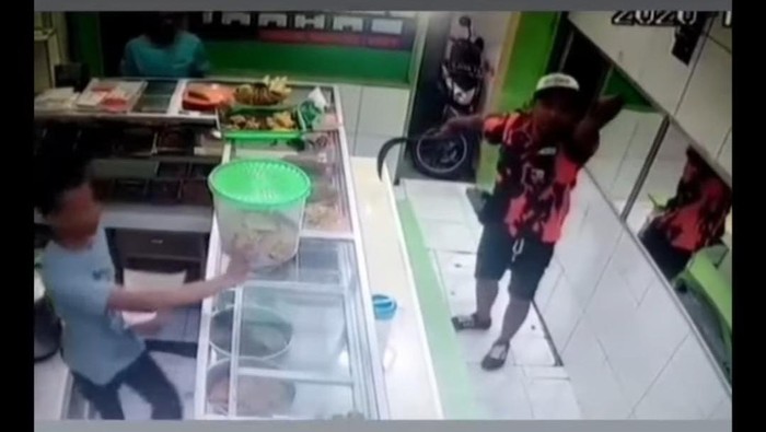 Aksinya Viral, Pria Berbaju Ormas Sudah 2 Kali Memeras di Warteg Jakbar