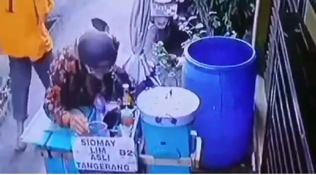 Jorok! Terekam Kamera CCTV, Penjual Siomay Ludahi Bumbu Kacang