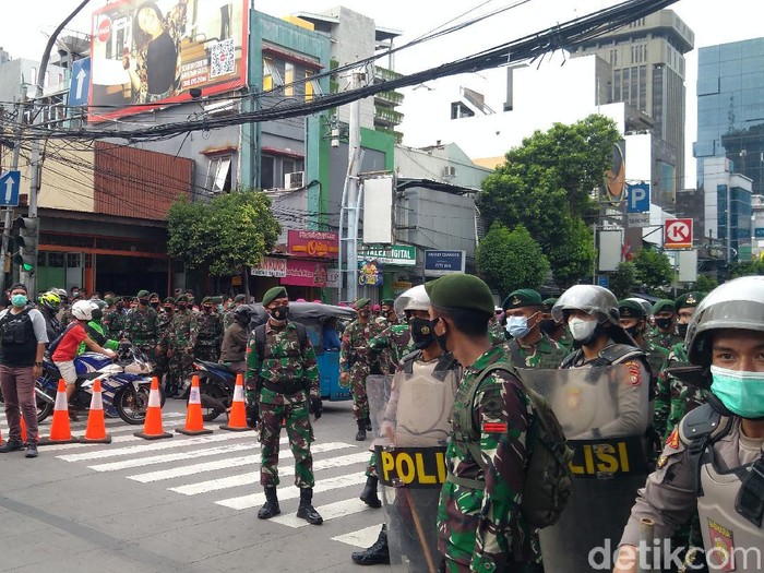 Polisi-TNI Sisir Jalan Kebon Sirih, Cari Massa Aksi 1812 yang Ngumpet